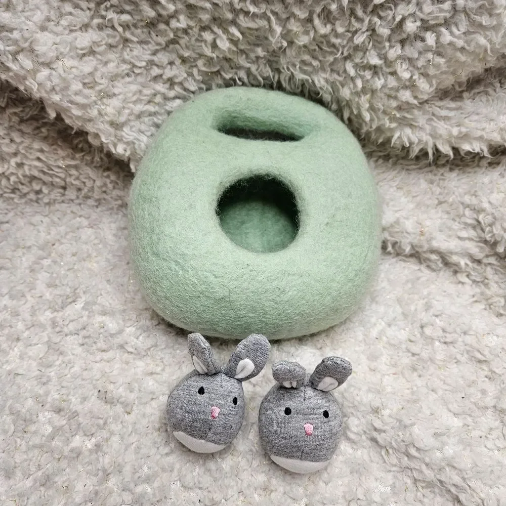 Lovevery Bunnie in a Felt Burrow Montessori Baby‎ Toy
